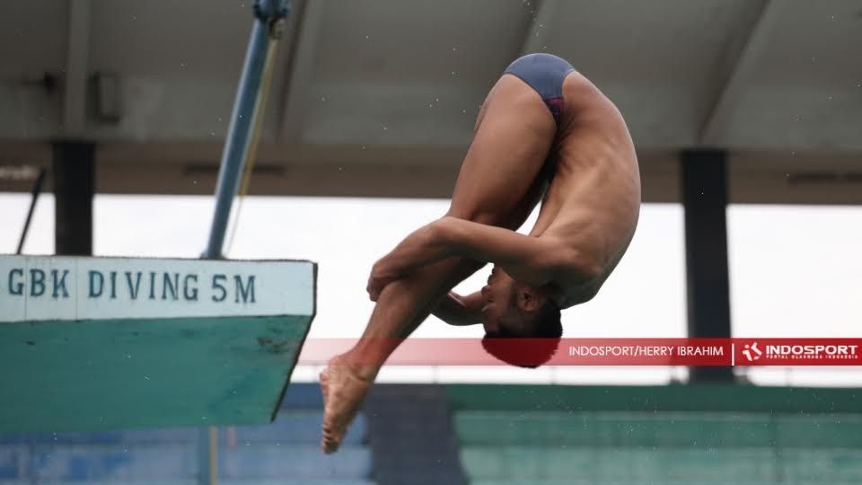 Salah satu atlet sedang melakukan latihan loncat indah. Copyright: © Herry Ibrahim/INDOSPORT